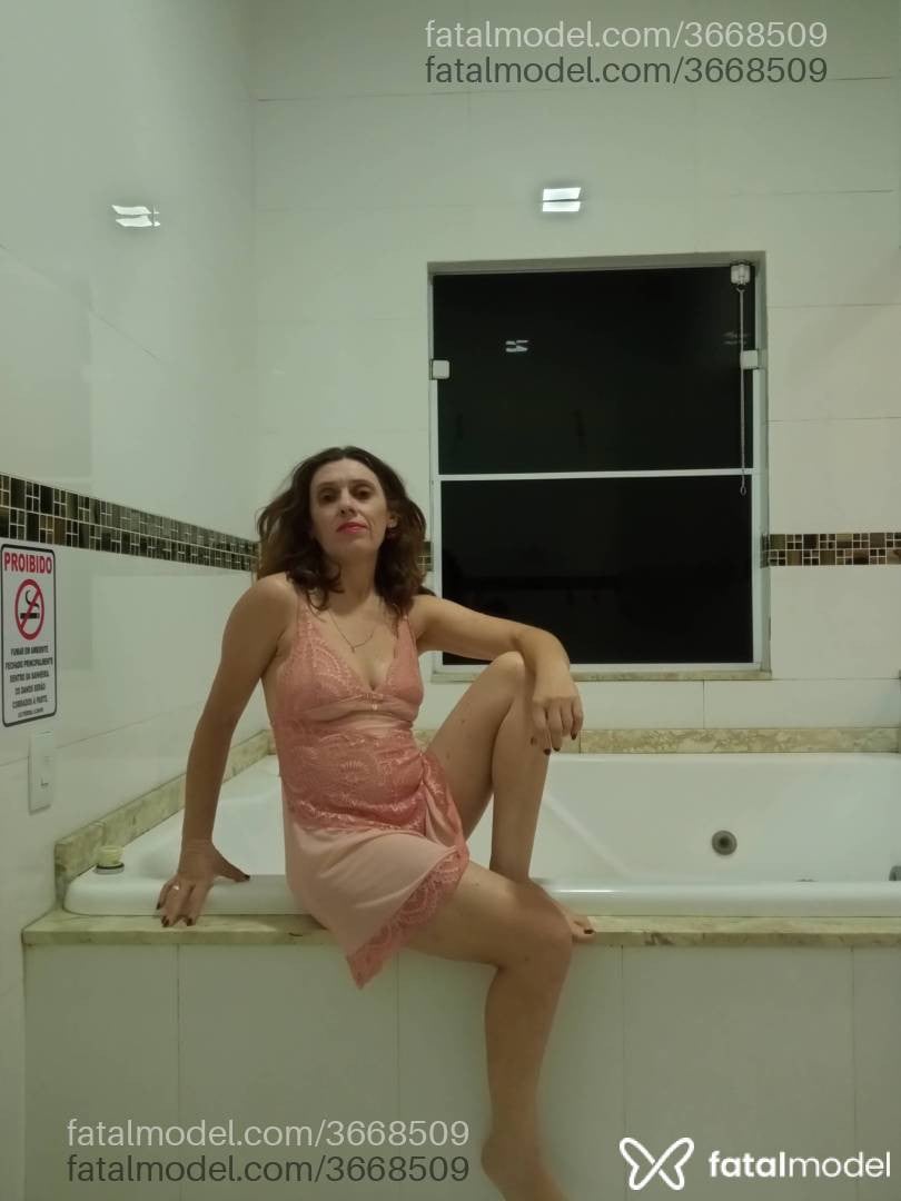 Acompanhante mulher loira (o) de olhos castanhos - Ciganinha
