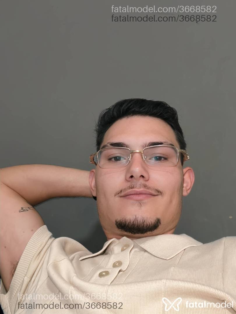 Acompanhante homem com cabelo castanho de olhos castanhos - Yago Massaro