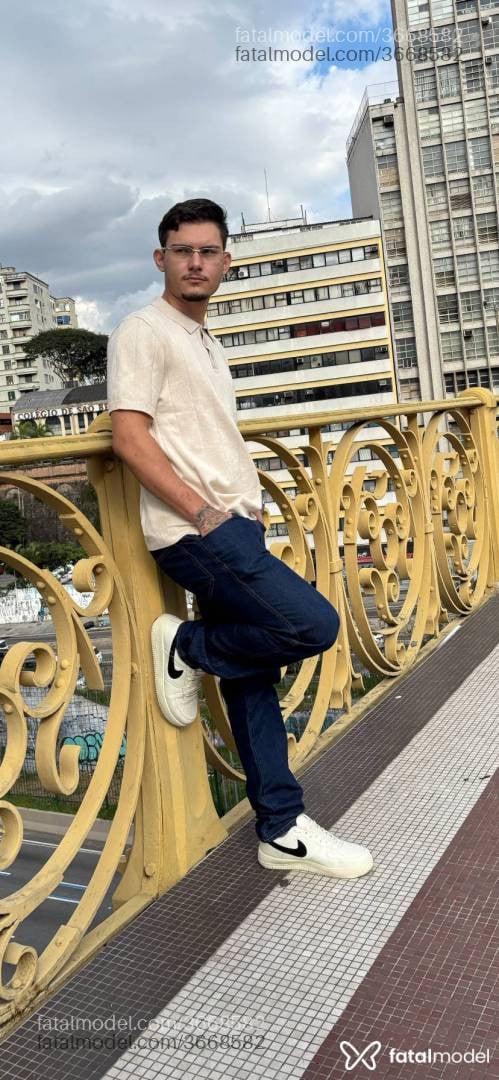 Acompanhante homem com cabelo castanho de olhos castanhos - Yago Massaro