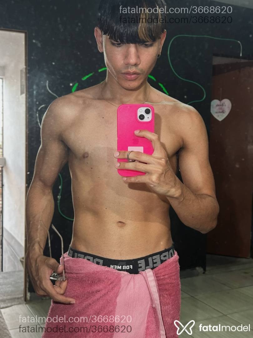 Acompanhante homem com cabelo castanho de olhos pretos - Felipe