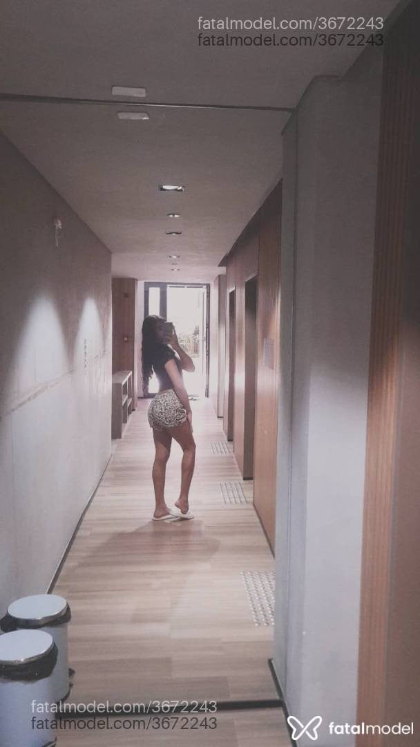 Acompanhante mulher trans morena (o) de olhos pretos - Pérola Linssz