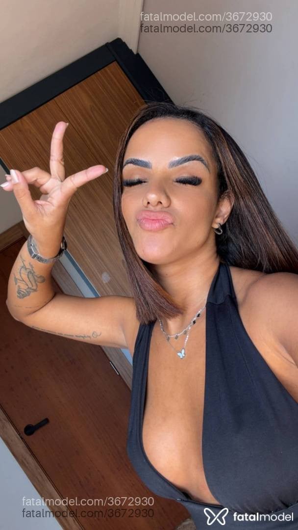Acompanhante mulher morena (o) de olhos mel - Livia Perón