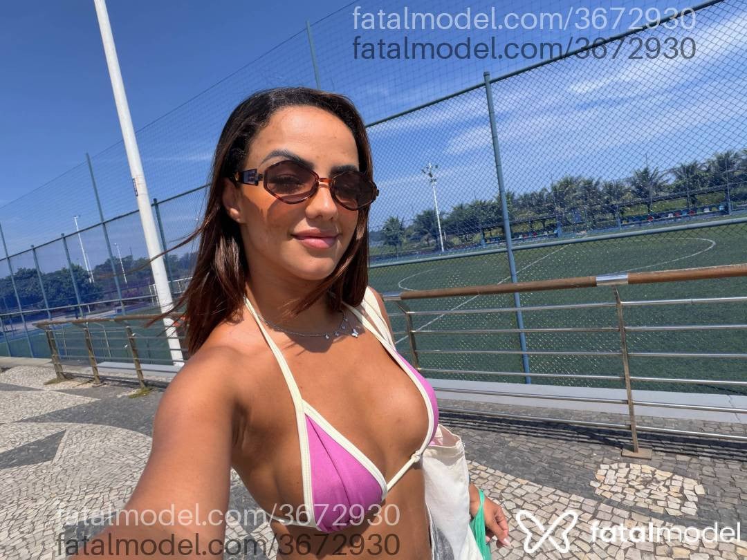 Acompanhante mulher morena (o) de olhos mel - Livia Perón