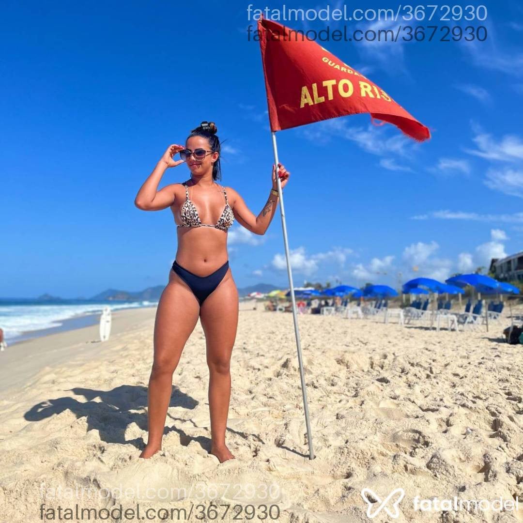 Acompanhante mulher morena (o) de olhos mel - Livia Perón