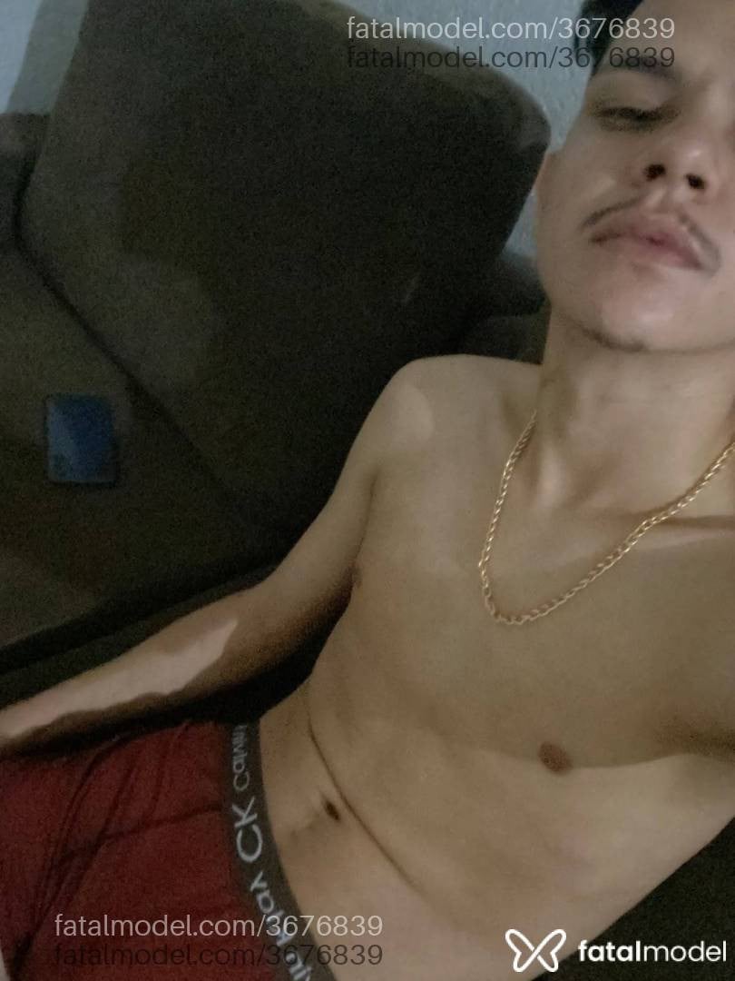 Acompanhante homem com cabelo grisalho de olhos castanhos - Silva