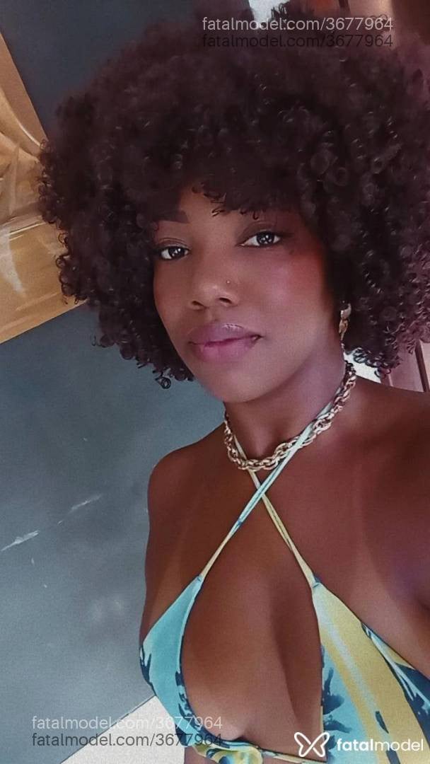 Acompanhante mulher com cabelo castanho de olhos castanhos - Pamela Diniz