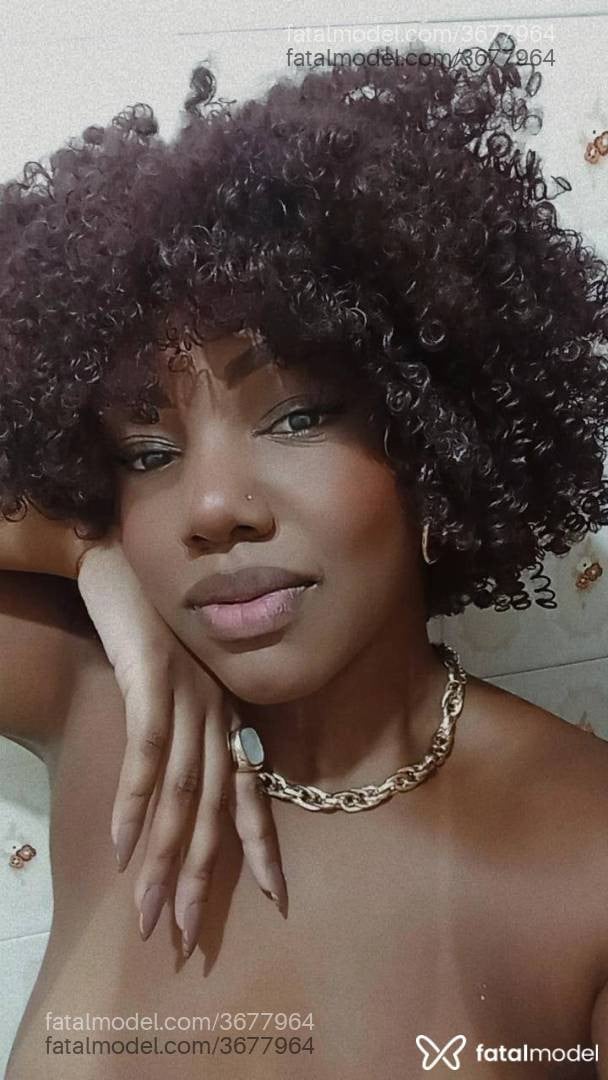 Acompanhante mulher com cabelo castanho de olhos castanhos - Pamela Diniz