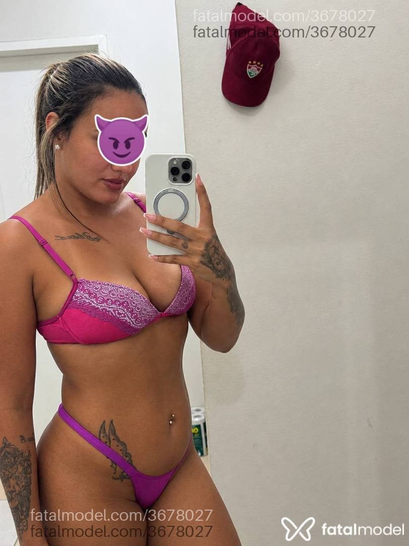 Acompanhante mulher loira (o) de olhos castanhos - Hagata