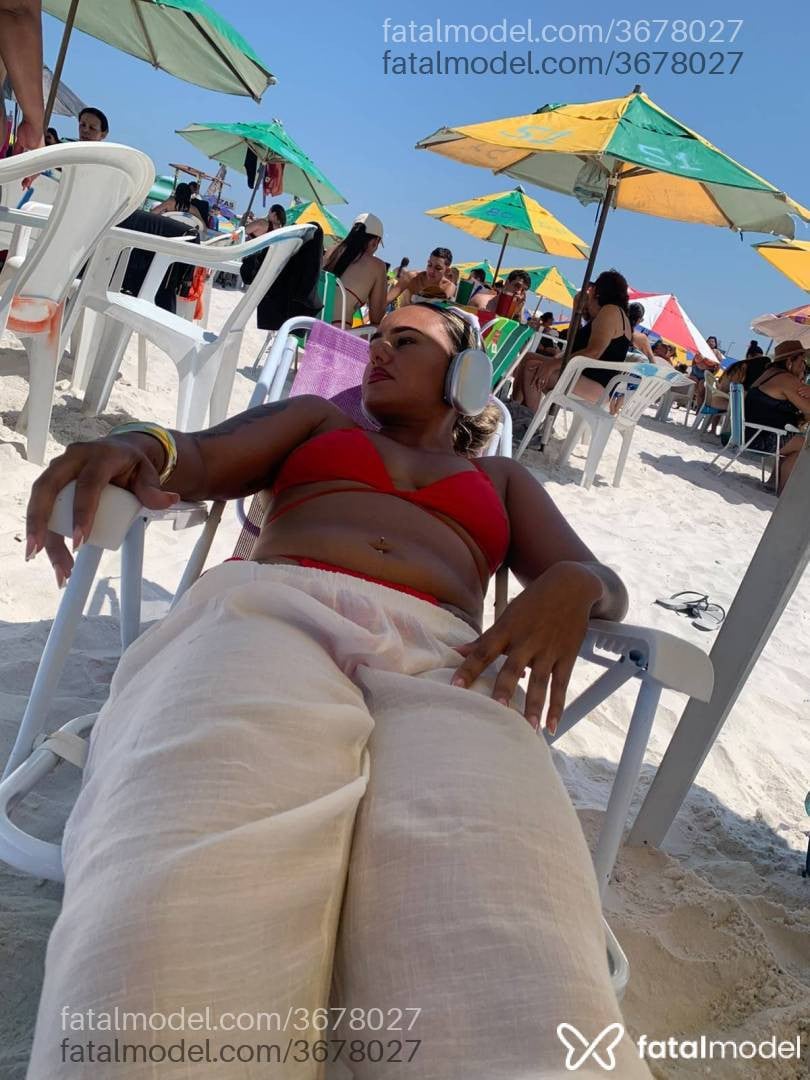 Acompanhante mulher loira (o) de olhos castanhos - Hagata