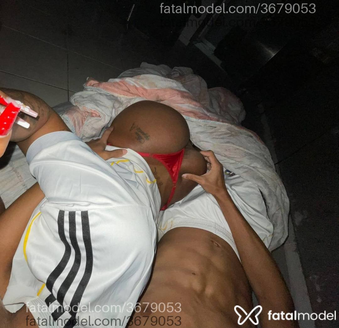 Acompanhante homem com cabelo castanho de olhos pretos - Nascimento
