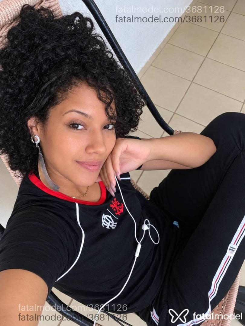 Acompanhante mulher morena (o) de olhos castanhos - Paolla
