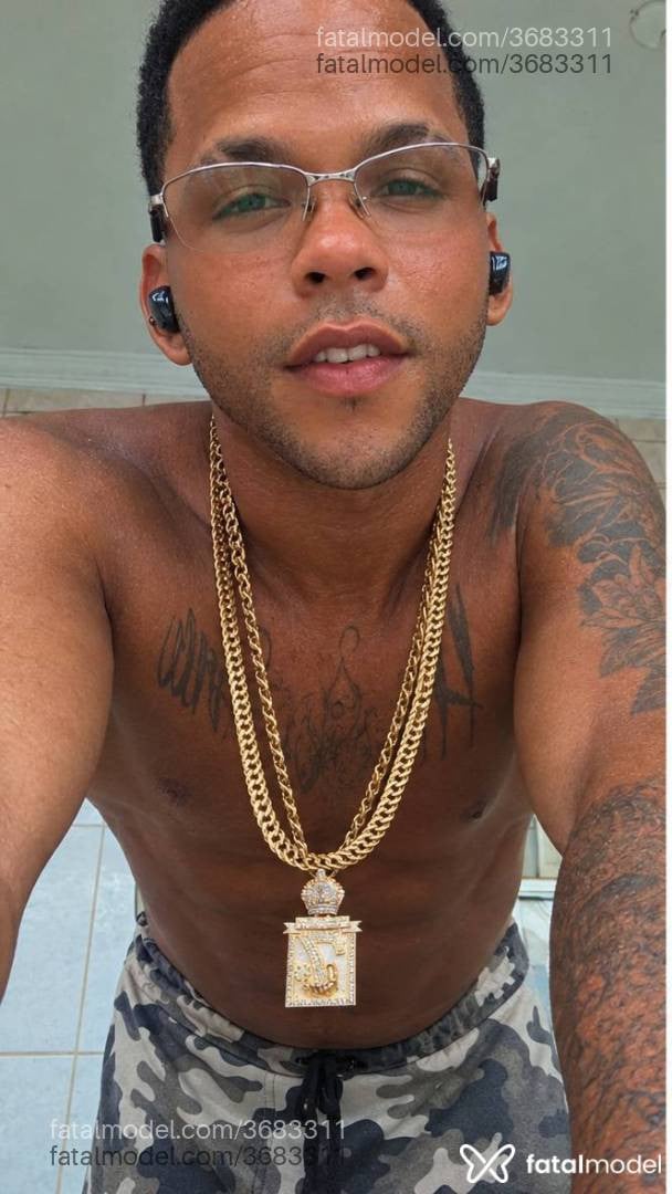 Acompanhante homem com cabelo castanho de olhos castanhos - Mentexhot