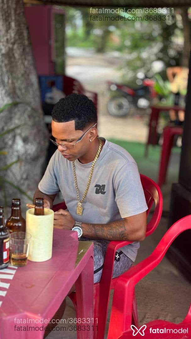 Acompanhante homem com cabelo castanho de olhos castanhos - Mentexhot