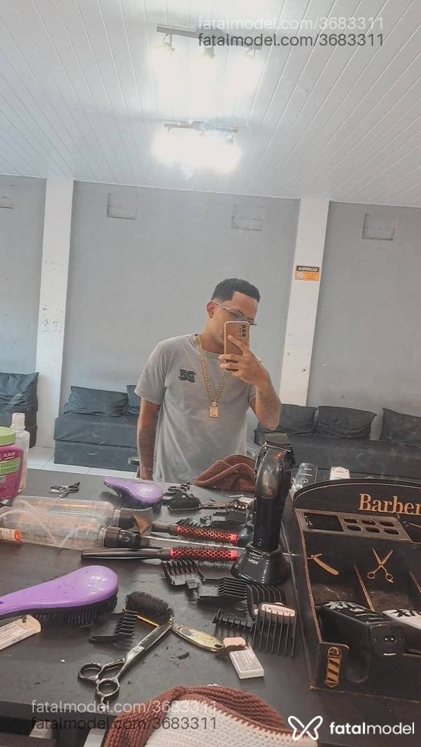 Acompanhante homem com cabelo castanho de olhos castanhos - Mentexhot