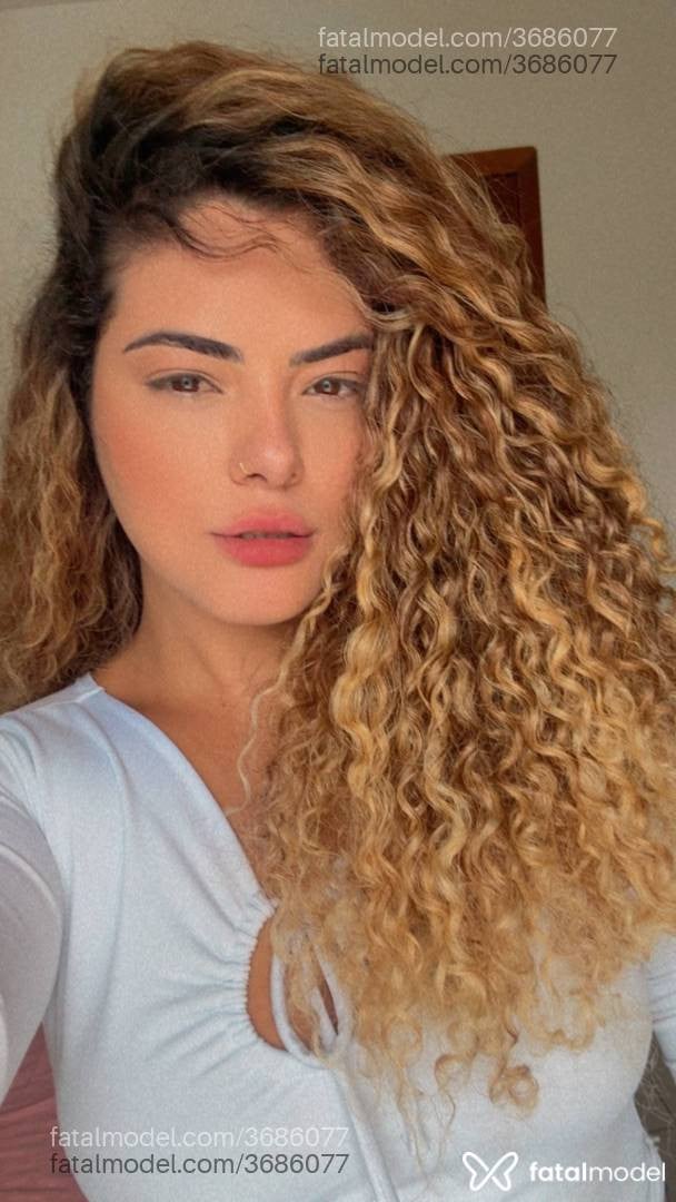 Acompanhante mulher loira (o) de olhos castanhos - Paola