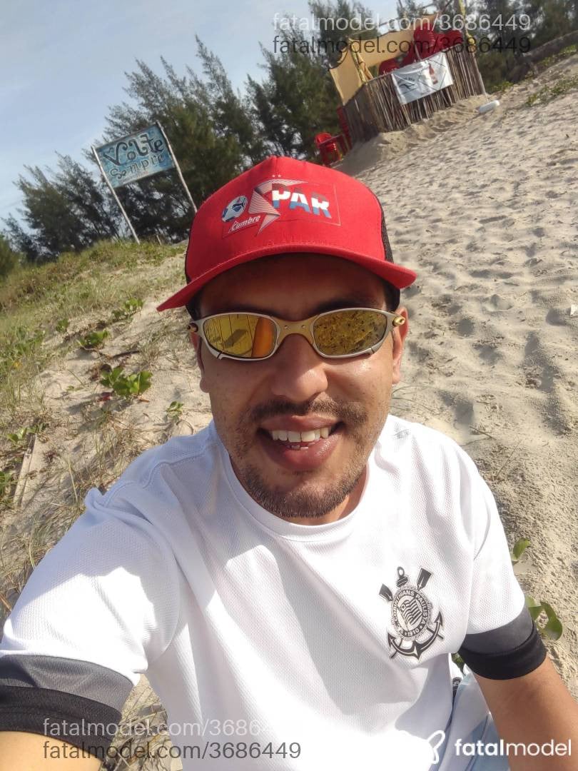 Acompanhante homem com cabelo grisalho de olhos castanhos - Lucas Rodrigues