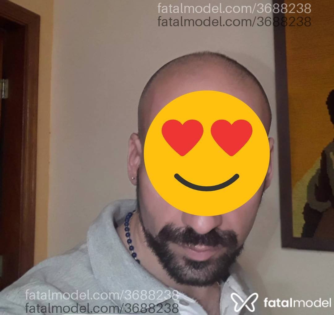 Acompanhante homem sem cabelo de olhos castanhos - Cláudio Santos