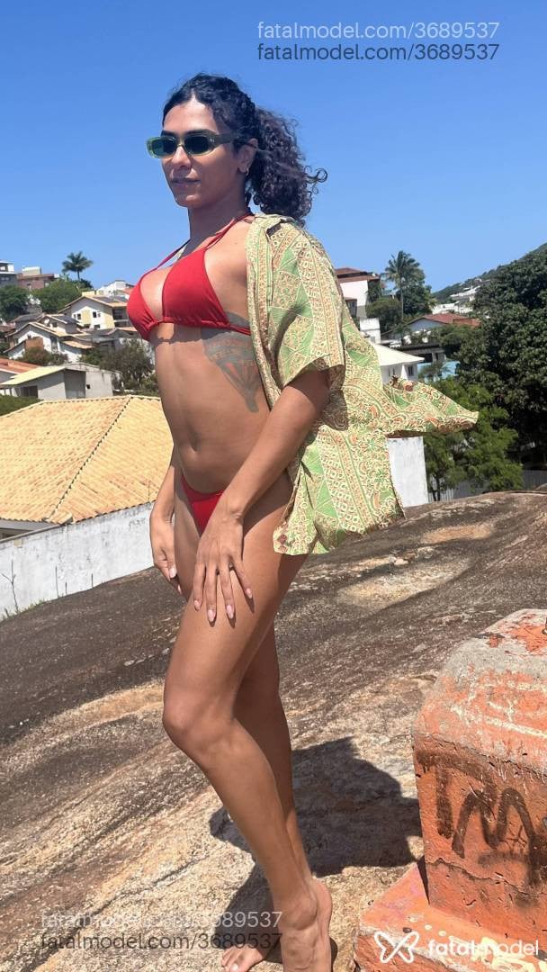 Acompanhante mulher trans com cabelo castanho de olhos castanhos - Mel Khalifa
