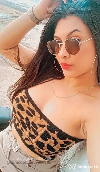 Acompanhante mulher morena (o) de olhos pretos - Larissa
