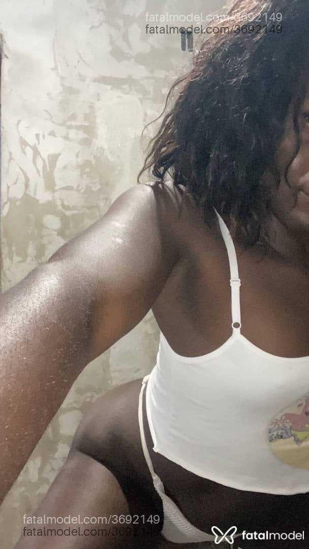 Acompanhante mulher trans com cabelo castanho de olhos castanhos - Marcella
