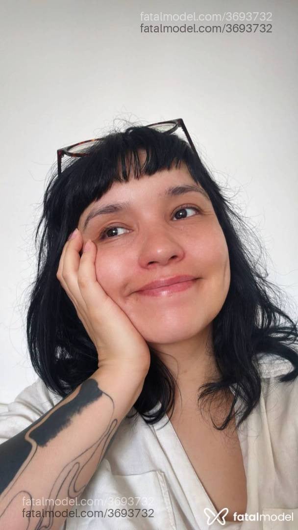 Acompanhante mulher morena (o) de olhos pretos - Pandora
