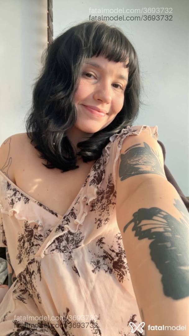 Acompanhante mulher morena (o) de olhos pretos - Pandora