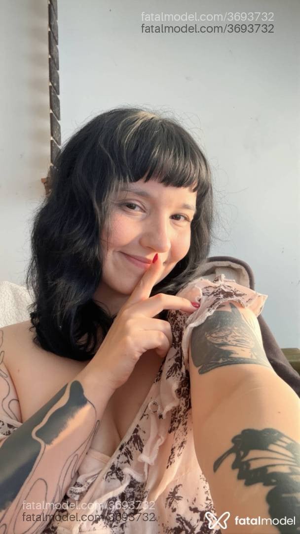 Acompanhante mulher morena (o) de olhos pretos - Pandora
