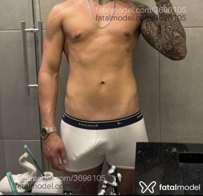 Acompanhante homem com cabelo castanho de olhos castanhos - Alejandro Caetano