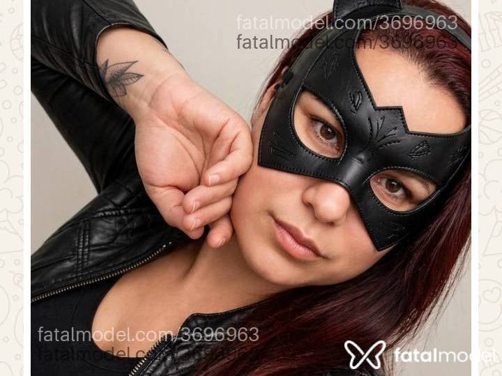 Acompanhante mulher com cabelo colorido de olhos castanhos - Pime