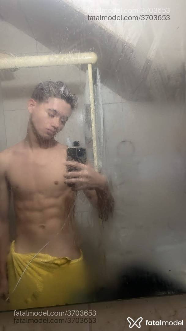 Acompanhante homem com cabelo castanho de olhos castanhos - Ratier