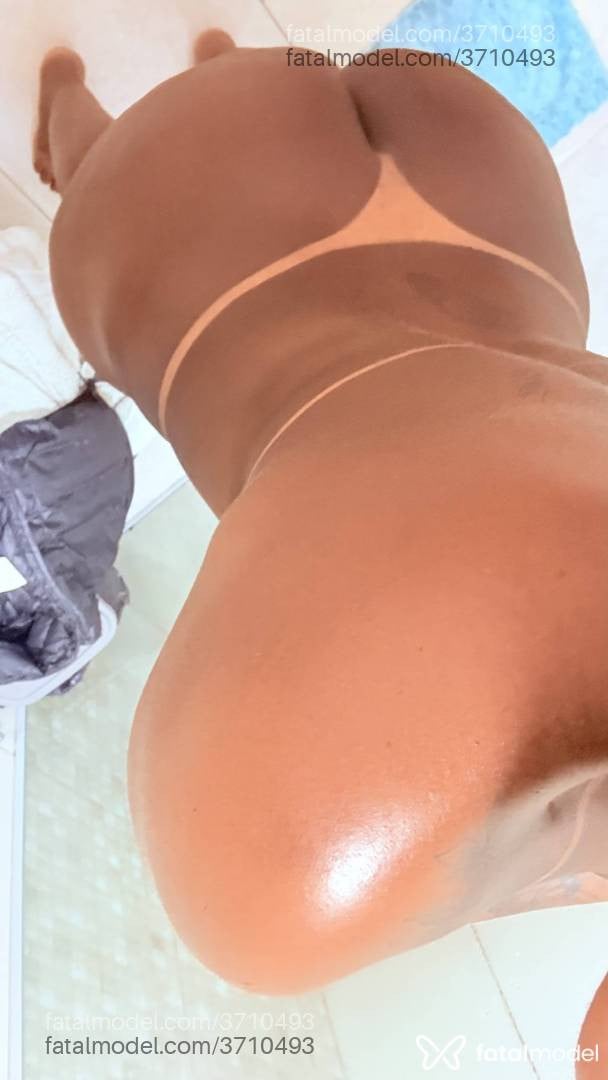 Acompanhante mulher loira (o) de olhos pretos - Ranyelle