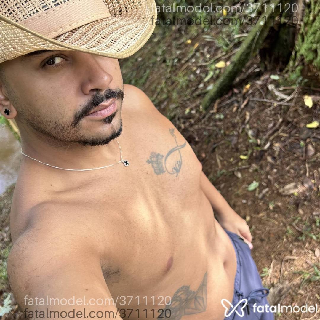 Acompanhante homem com cabelo castanho de olhos pretos - Johncarioca