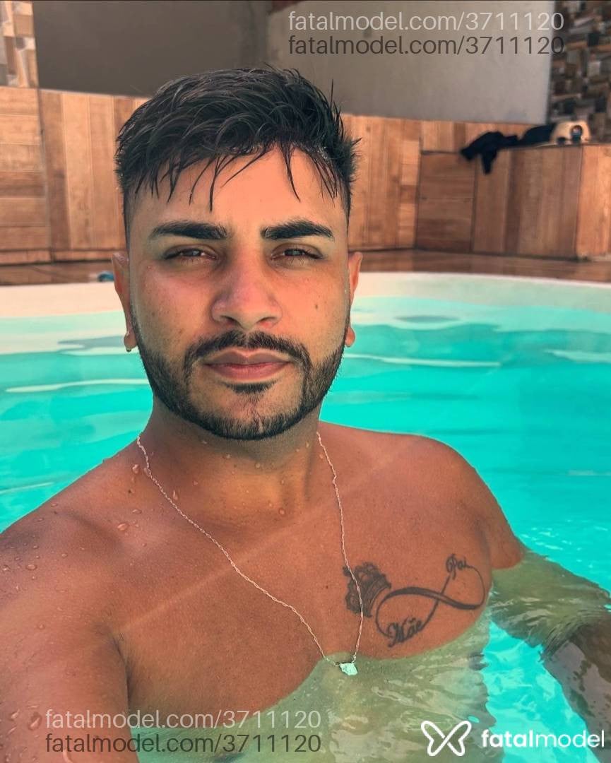 Acompanhante homem com cabelo castanho de olhos pretos - Johncarioca
