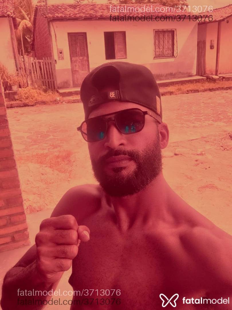 Acompanhante homem com cabelo castanho de olhos castanhos - Corrêa