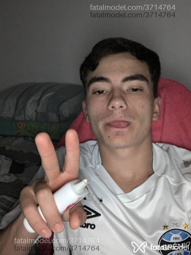 Acompanhante homem com cabelo castanho de olhos castanhos - Jotape