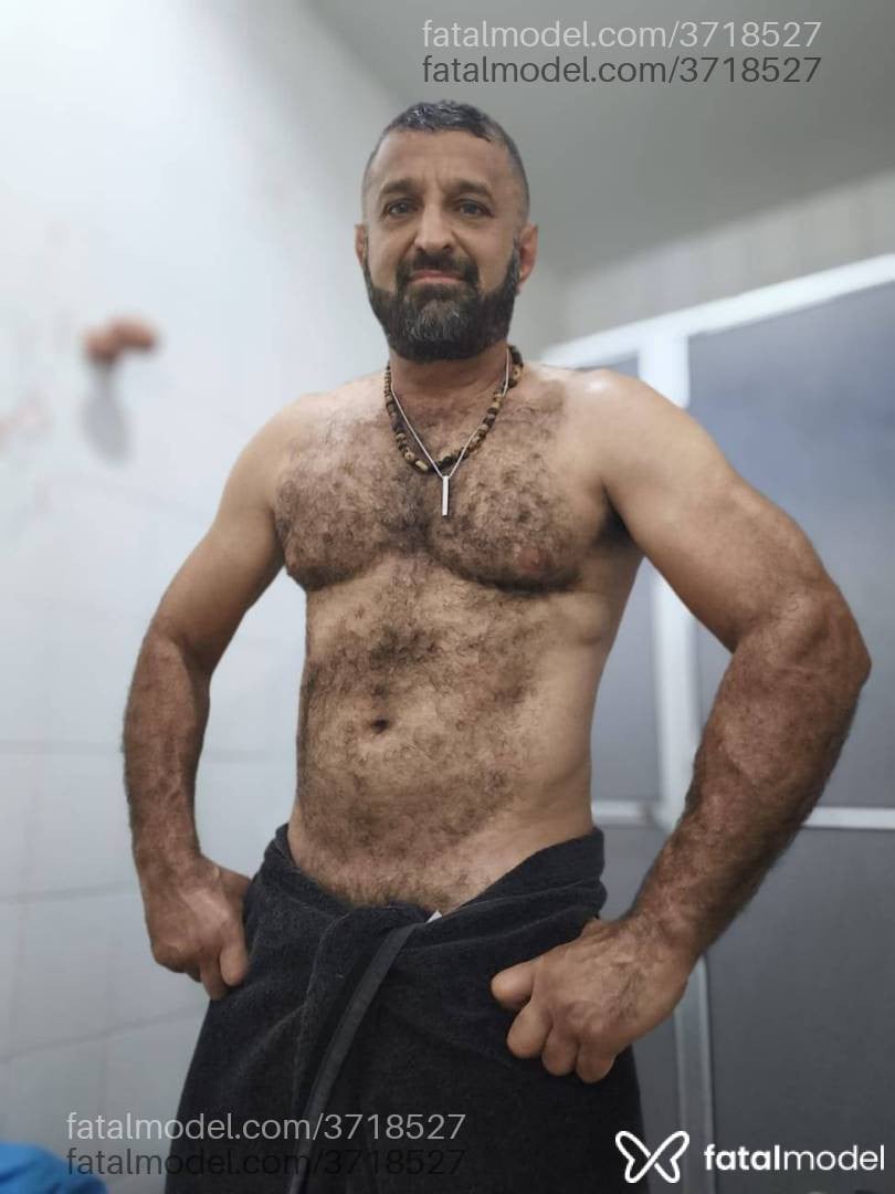 Acompanhante homem com cabelo castanho de olhos verdes - Ferrari