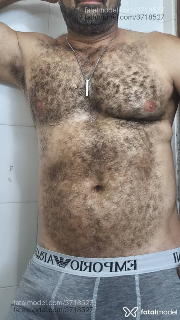 Acompanhante homem com cabelo castanho de olhos verdes - Ferrari