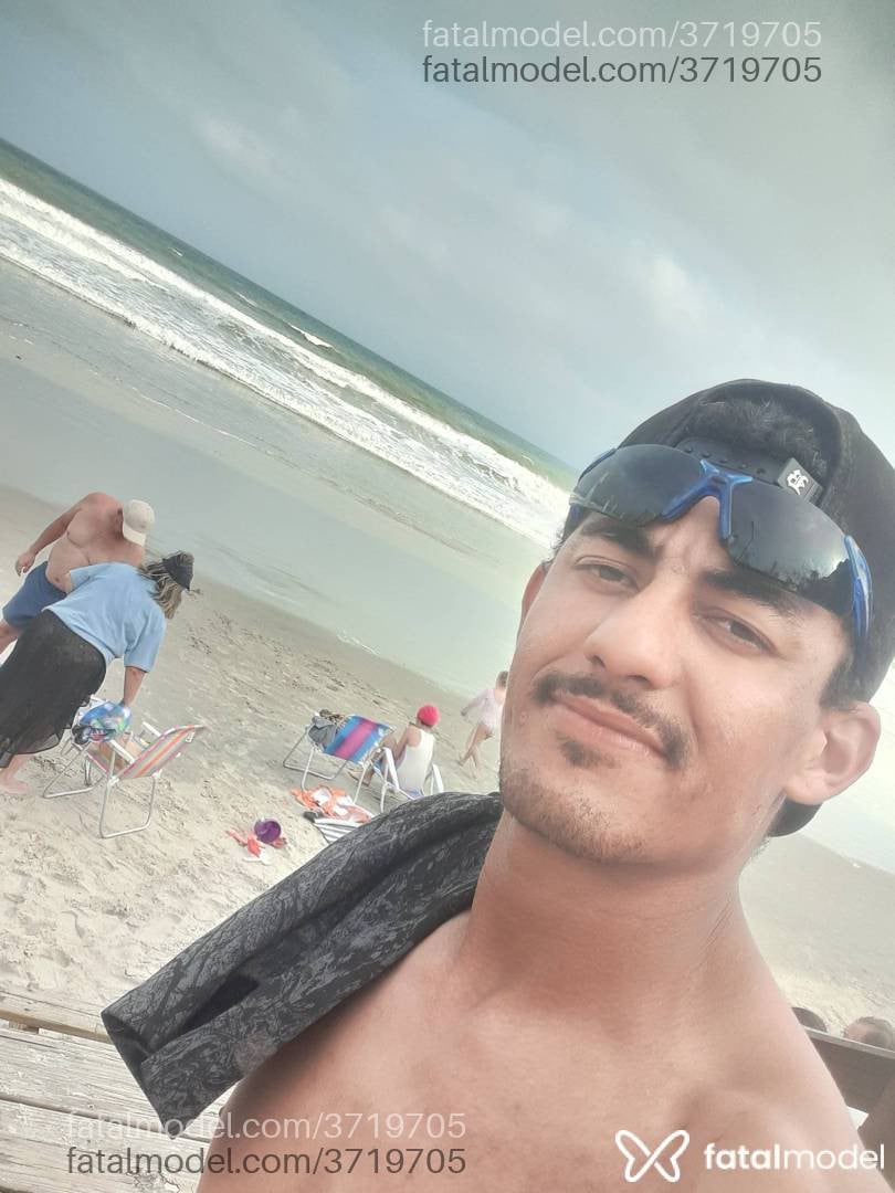 Acompanhante homem com cabelo castanho de olhos castanhos - Henriqueseu