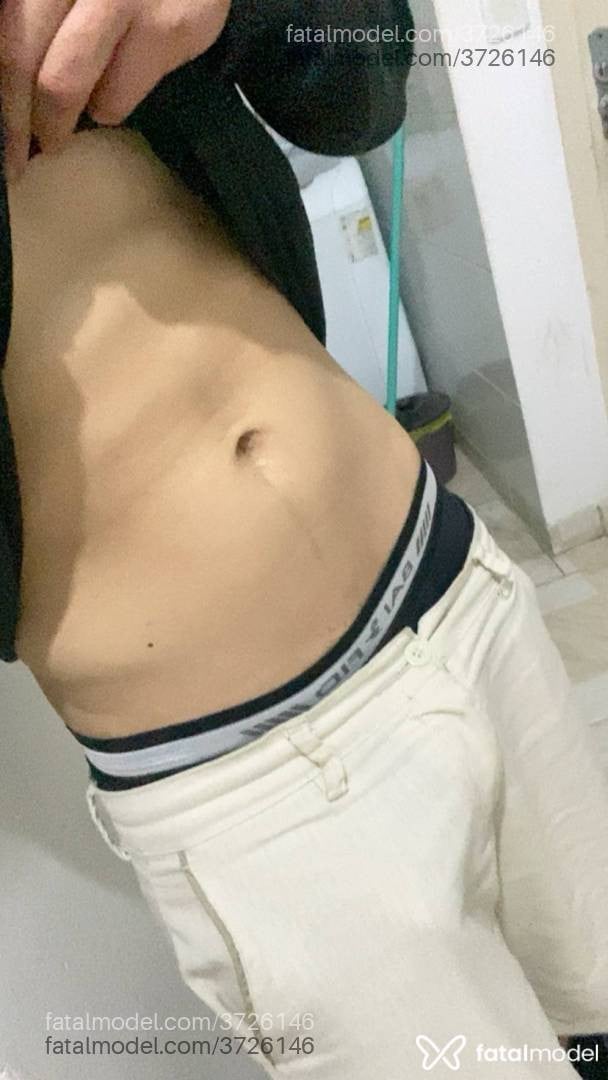 Acompanhante homem trans com cabelo castanho de olhos castanhos - Lucas