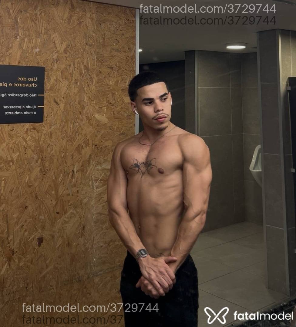Acompanhante homem com cabelo castanho de olhos castanhos - Felipe