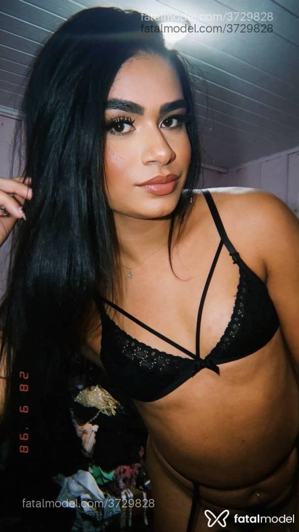 Acompanhante mulher trans morena (o) de olhos castanhos - Barbit