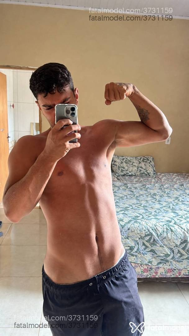 Acompanhante homem com cabelo castanho de olhos castanhos - Lucas