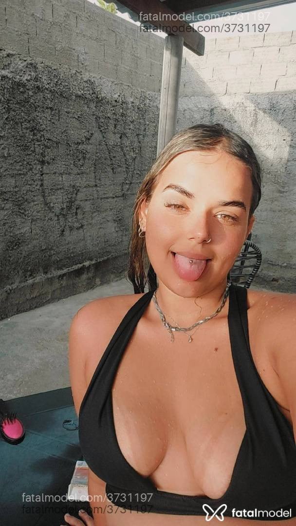 Acompanhante mulher loira (o) de olhos mel - Horrana