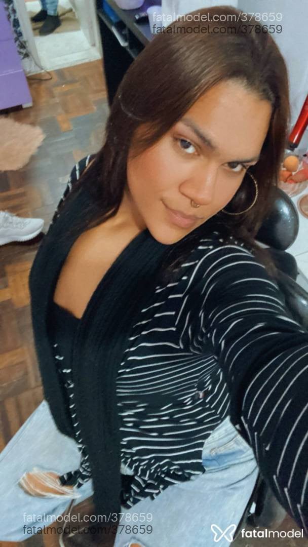 Acompanhante mulher trans com cabelo castanho de olhos mel em Pelotas - GarotaPlus