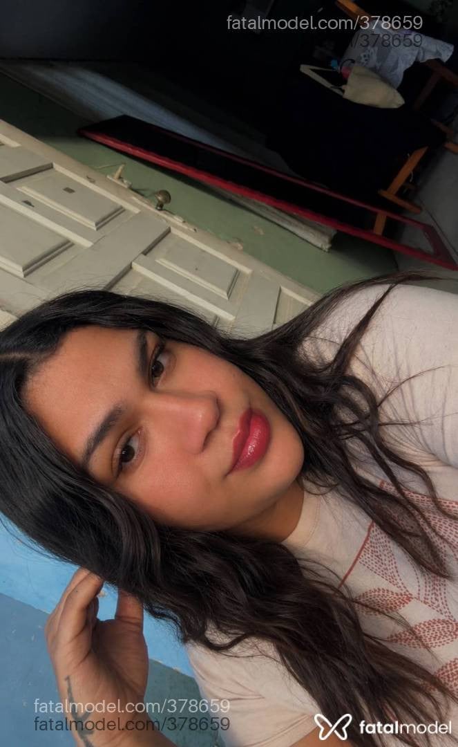 Acompanhante mulher trans com cabelo castanho de olhos mel - GarotaPlus
