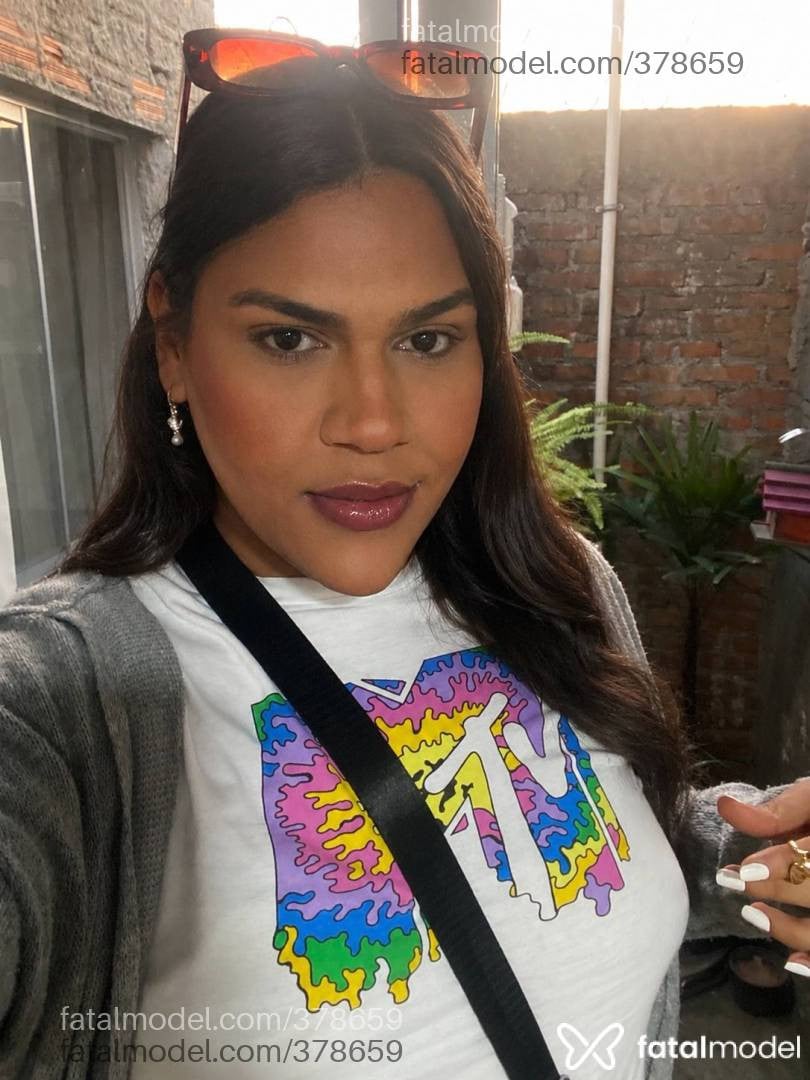 Acompanhante mulher trans com cabelo castanho de olhos mel em Pelotas - GarotaPlus