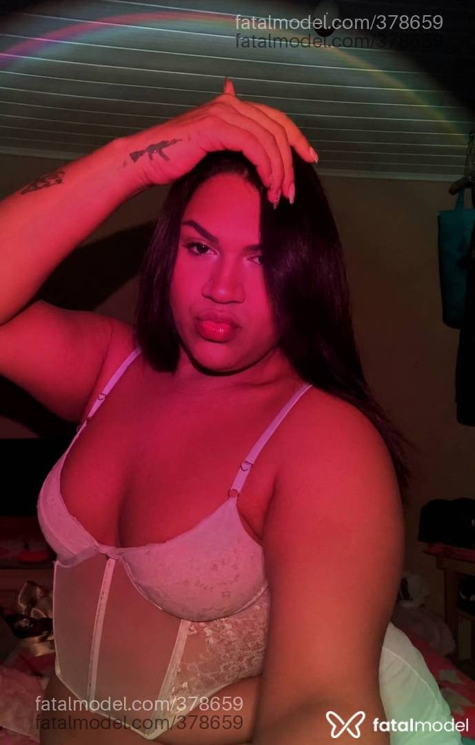 Acompanhante mulher trans com cabelo castanho de olhos mel - GarotaPlus