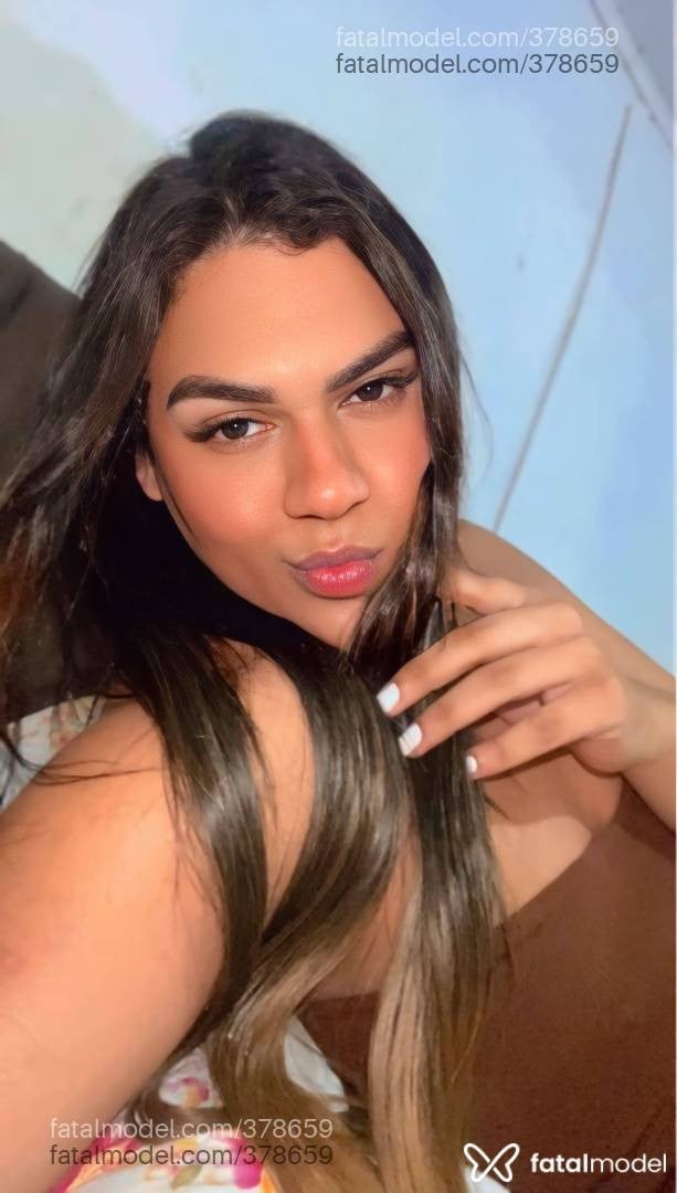 Acompanhante mulher trans com cabelo castanho de olhos mel - GarotaPlus