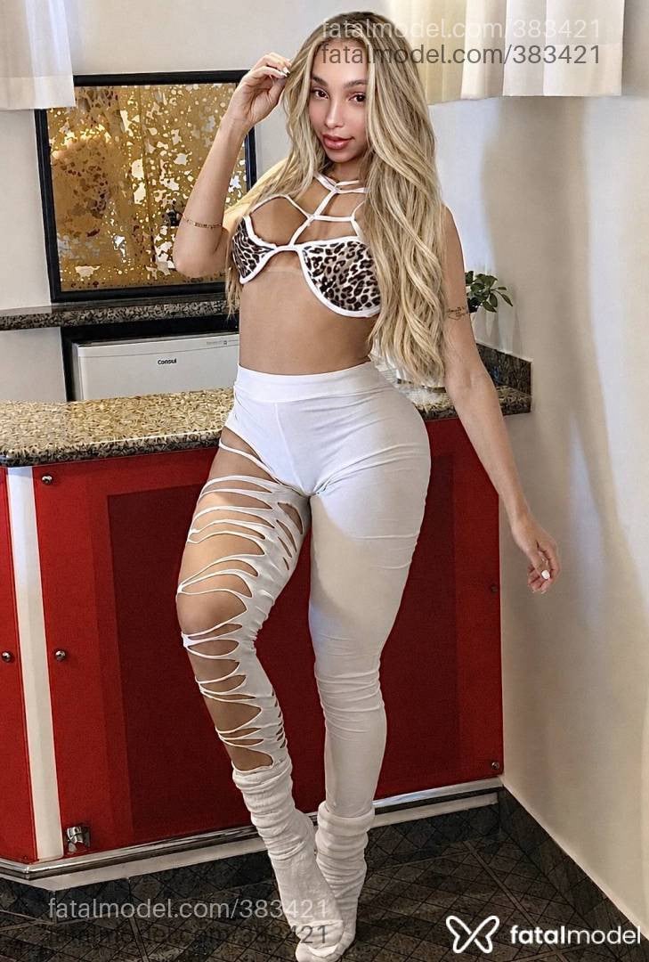 Acompanhante mulher trans loira (o) de olhos castanhos - Beatryz Melo