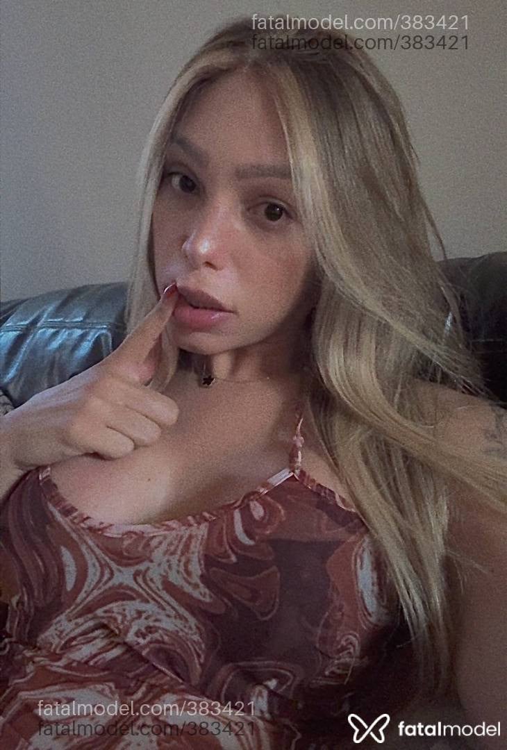Acompanhante mulher trans loira (o) de olhos castanhos - Beatryz Melo